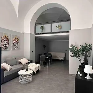 https://apartment-44.taorminaitalyhotels.com